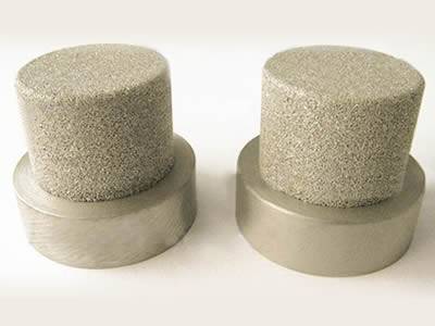 Two cylindrical stainless steel sintered fiber elements stand side by side and they are implanted in the circular filters.