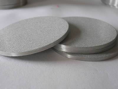 Four stainless steel sintered filter felt plates stack up.