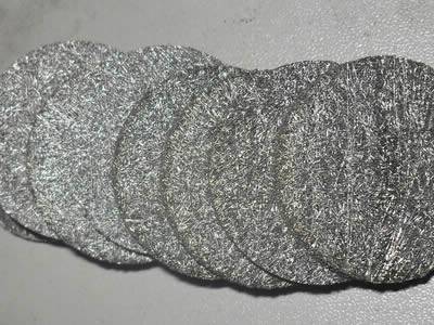 Several iron-chromium-aluminum fiber felt discs with no hole stack together.