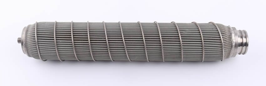 A pleated sintered filter with spiral support wires surrounding the filter element.